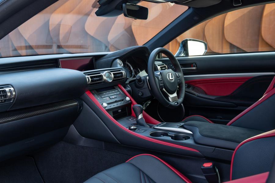 Интерьер Lexus RC F 2019 года  (UK) (фото 24 из 40)